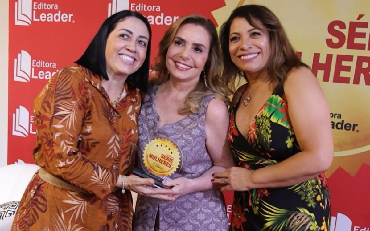 Foto Premiacao do livro Mulheres na Consultoria - Vol. I