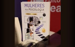 Foto Premiacao do livro Mulheres na Psicologia - Vol. I