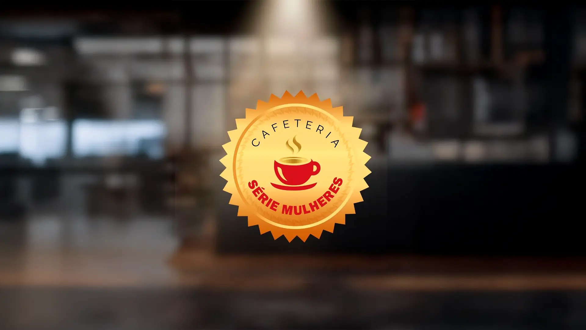 Foto de uma cafeteria desfocada ao fundo, na frente o selo dourado CAFETERIA SÉRIE MULHERES