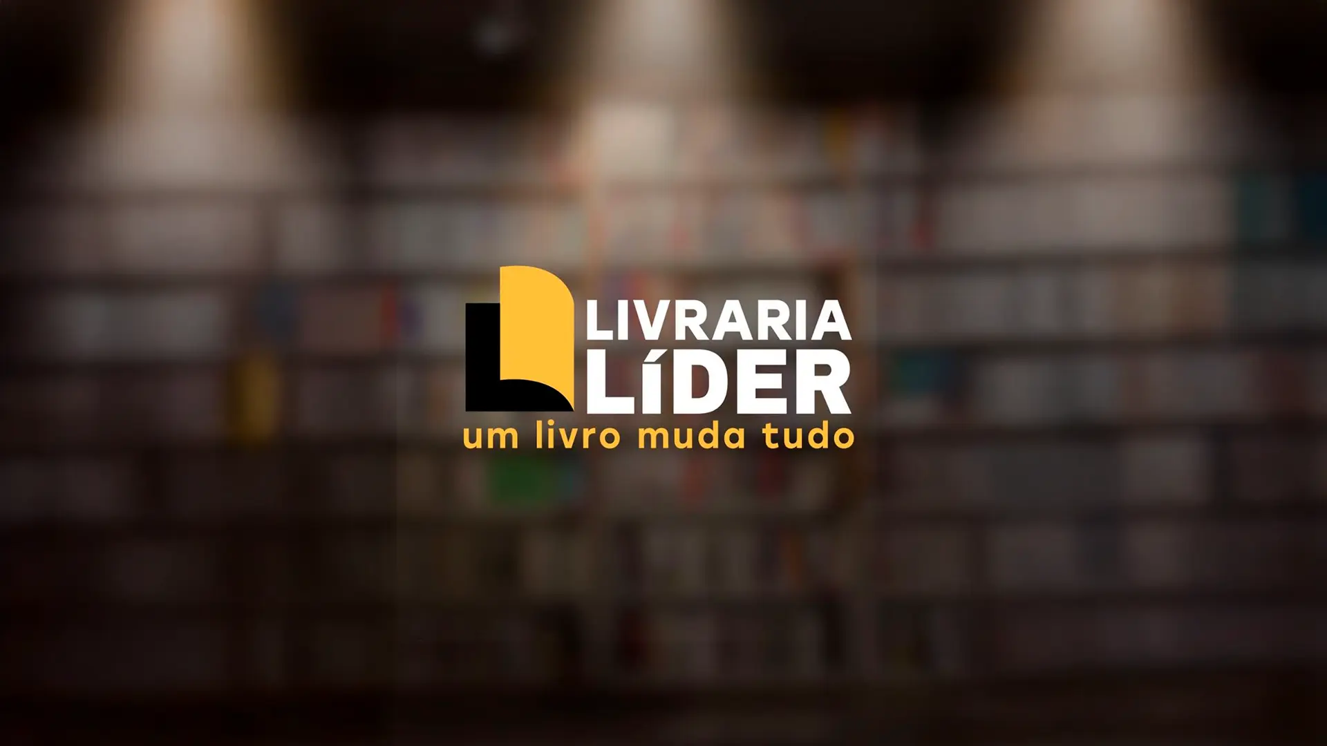 Foto de uma estante de livros desfocada com o selo escrito LIVRARIA LÍDER - um livro muda tudo